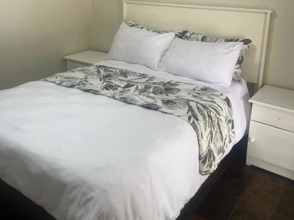Karee Guesthouse Табазимби Стая снимка